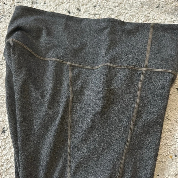 Athleta Salutation Stash Pocket Capri / Crop w/pockets Women’s Medium Gray Solid - Picture 4 of 5
